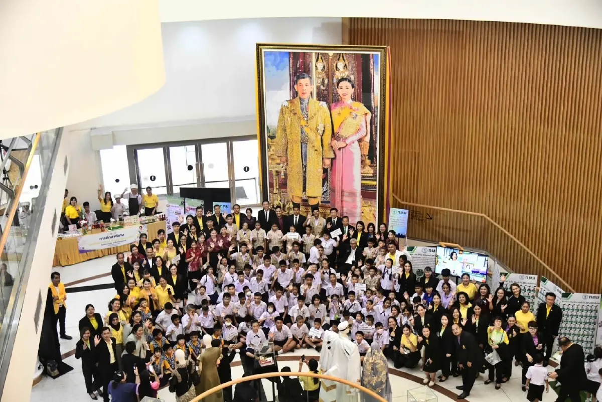 หนึ่งเดียวในโลก! “พระบรมฉายาลักษณ์” จาก “คริสตัล” 1.7 ล้านชิ้น