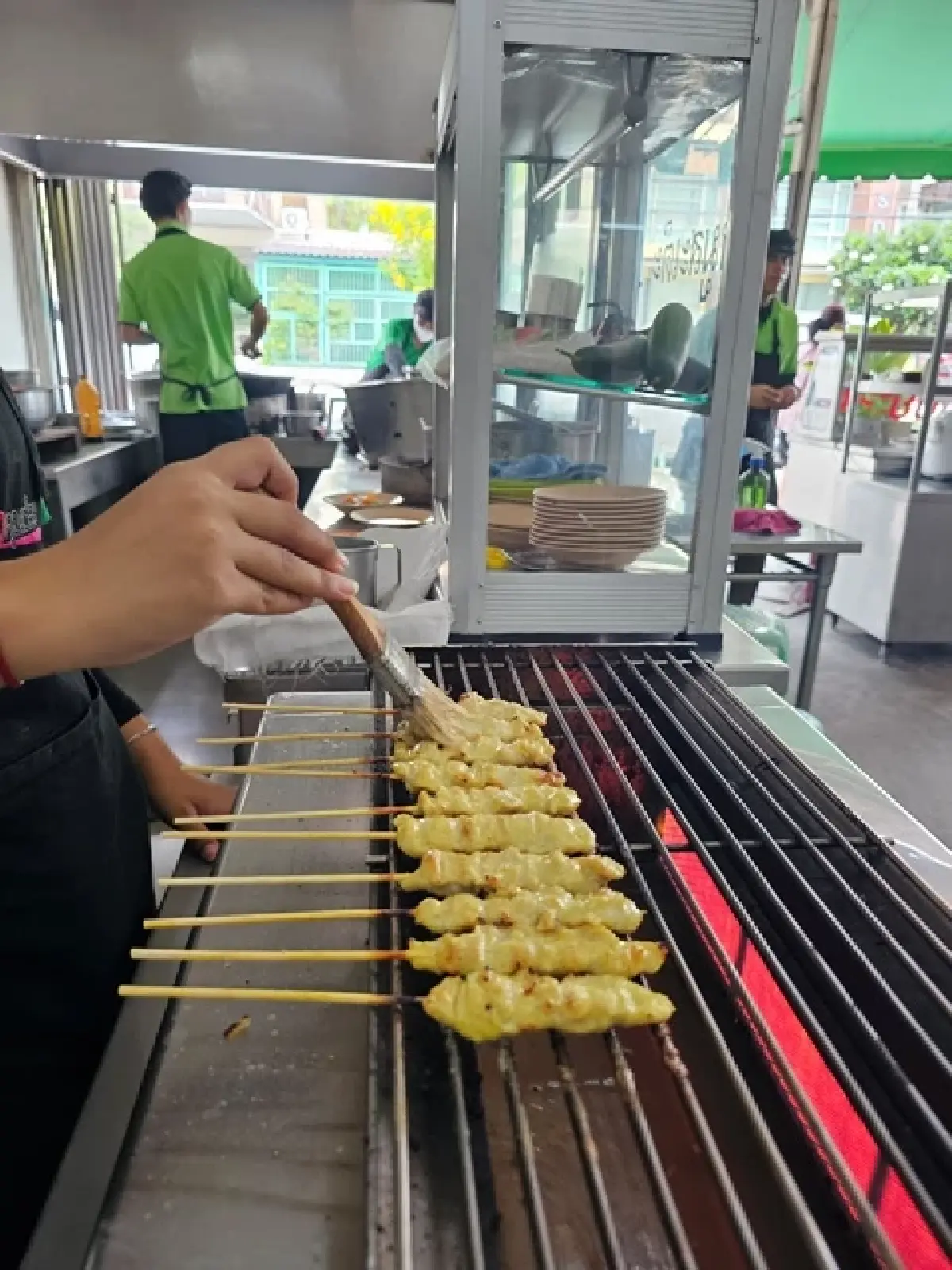 ราดหน้ายอดผัก ‘อภิโภชน์’ สูตรต้นตำรับ 50 ปี ของอร่อยซอยมัยลาภ