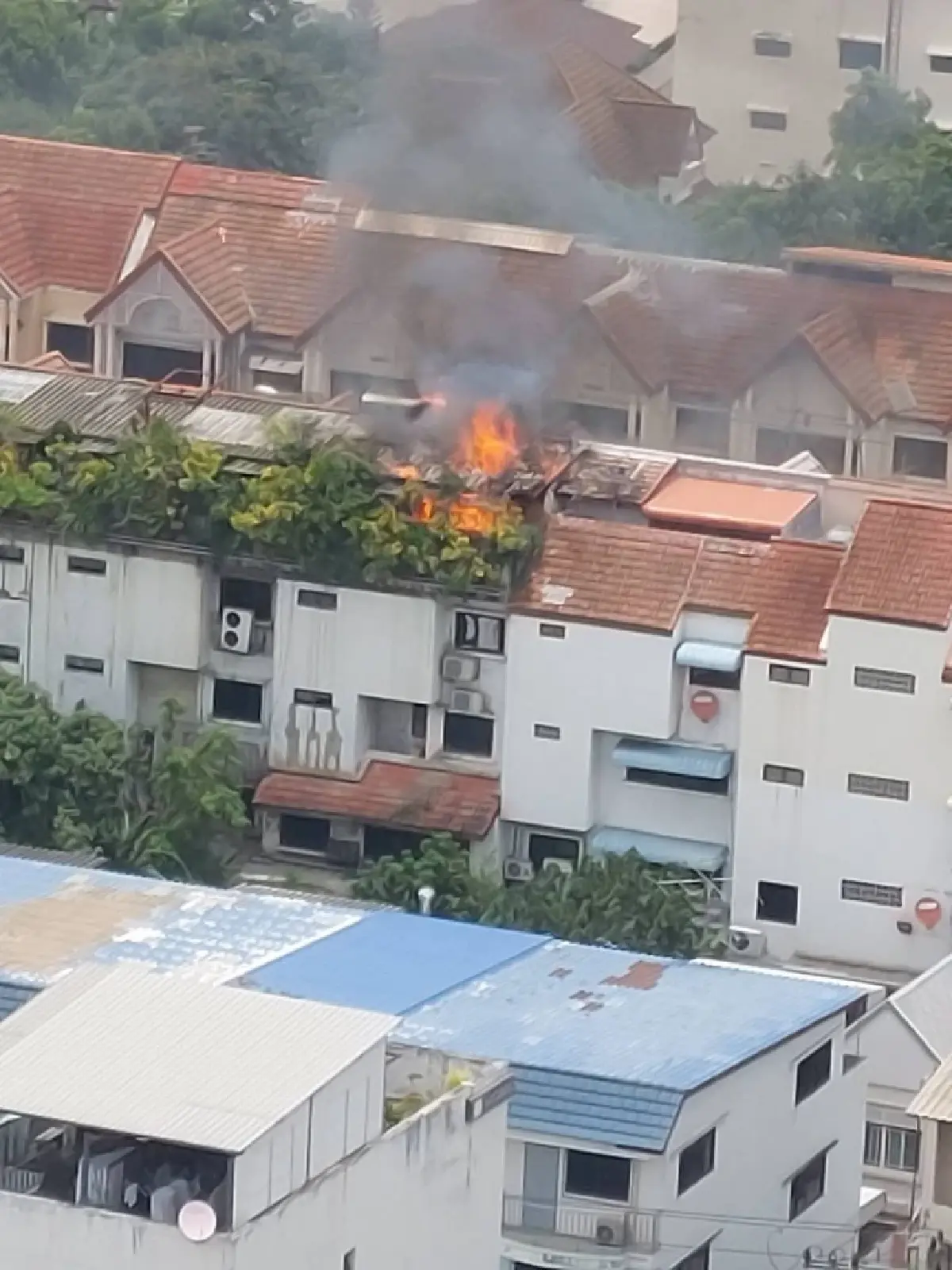 ด่วน ไฟไหม้บ้านประชาชน ย่านประดิพัทธ์ พญาไท กู้ภัยเร่งดับเพลิง