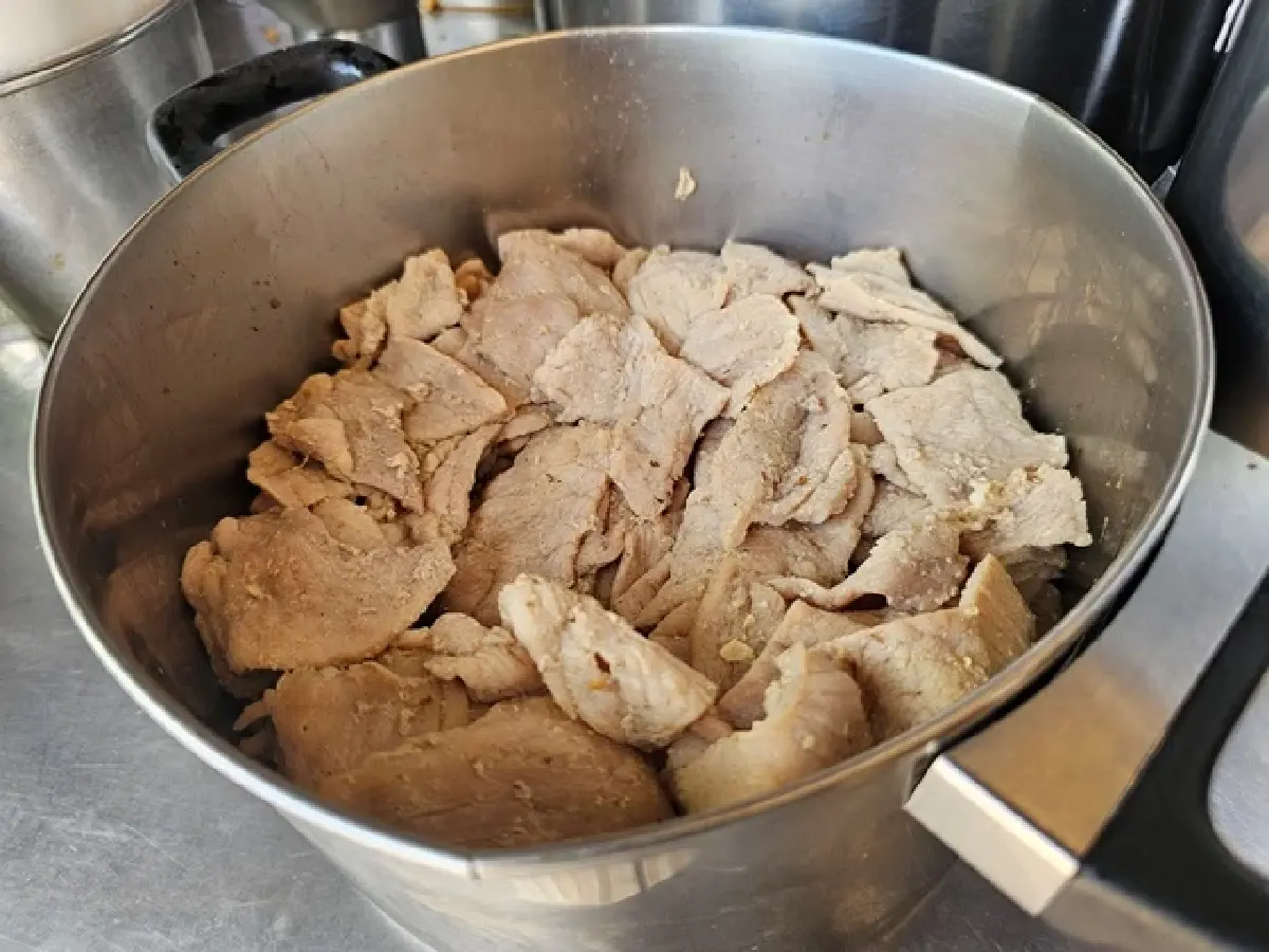 ก๋วยเตี๋ยวราดหน้า ‘ไอ้หนูยอดผัก สวนสยาม’ หอมกลิ่นกระทะ