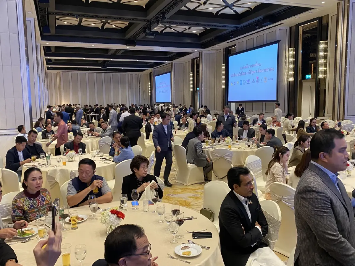 ‘ทักษิณ’ แจม ดินเนอร์ ‘พรรคร่วมฯ’ จ้อการเมือง ปัดตอบ ครอบงำ