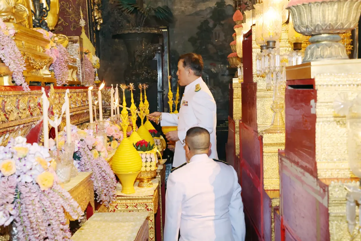 ในหลวง พระราชินี ทรงบำเพ็ญพระราชกุศล เนื่องในเทศกาลเข้าพรรษา 2568