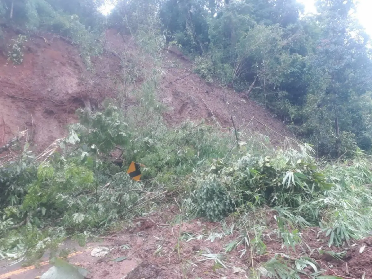ดินถล่มหนัก ปิดถนนบ่อเบี้ย-ภูแลลาว ถูกตัดขาด ปิดเส้นทางไปน่าน