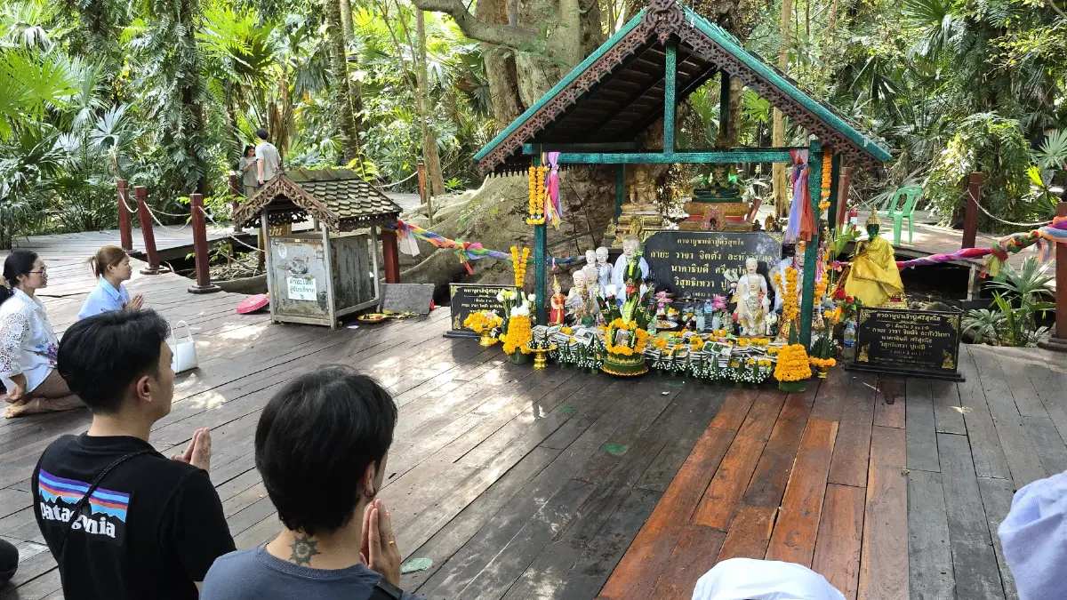 เปิดป่องเอี้ยมเยี่ยมแดนอีสาน ‘ถ้ำนาคา ป่าคำชะโนด’ และ หินสามวาฬ