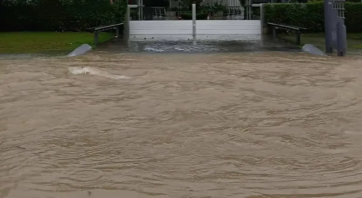 ภูเก็ตน้ำท่วมอีก ป่าสักซอย 1 ต.เชิงทะเล รอการระบาย หลังมีฝนตกหนัก