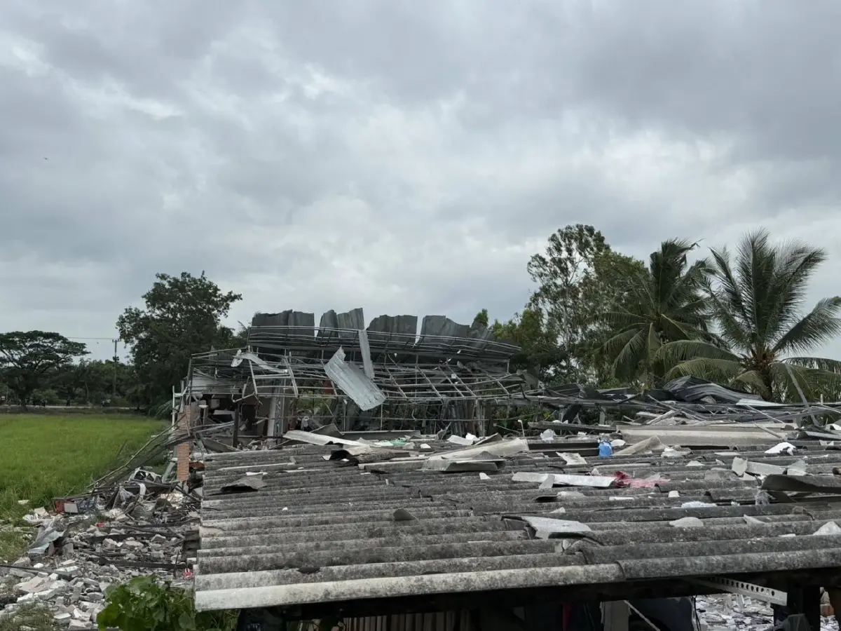 เกิดเหตุ พลุระเบิดสุพรรณบุรี บ้านพังยับ ดับสลดหลายศพ บาดเจ็บอื้อ