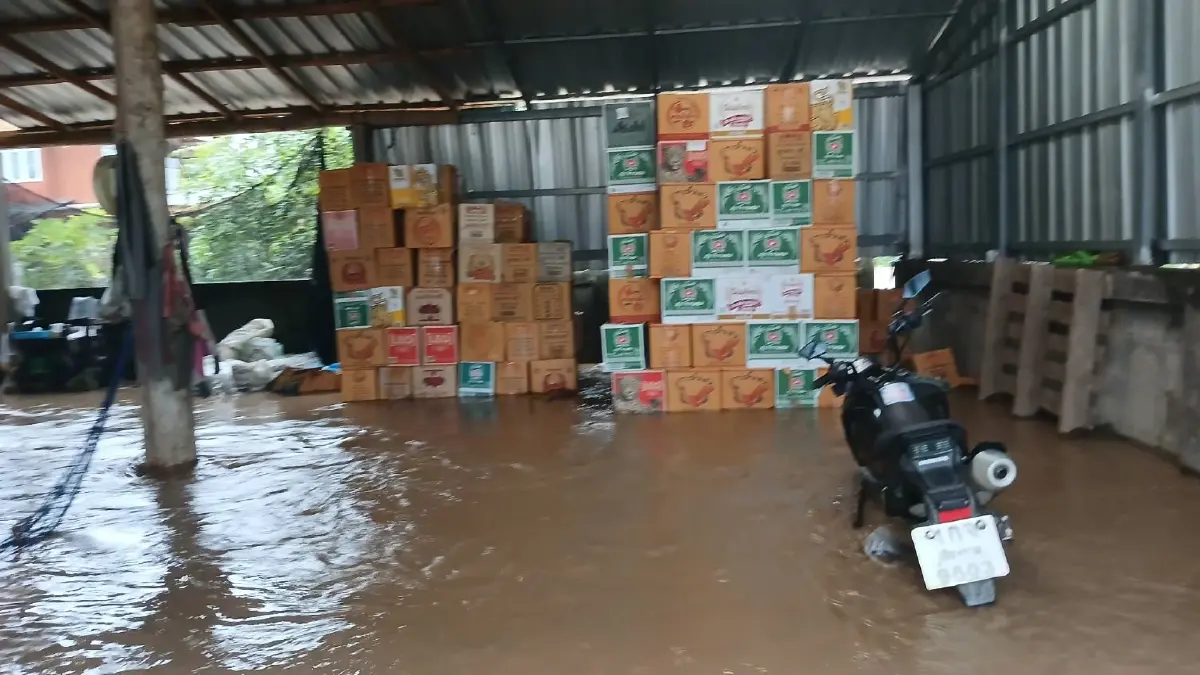 ด่วน! น้ำท่วมแพร่ น้ำป่าทะลักบ้านเรือนเสียหายหนัก วัดดังจมบาดาล