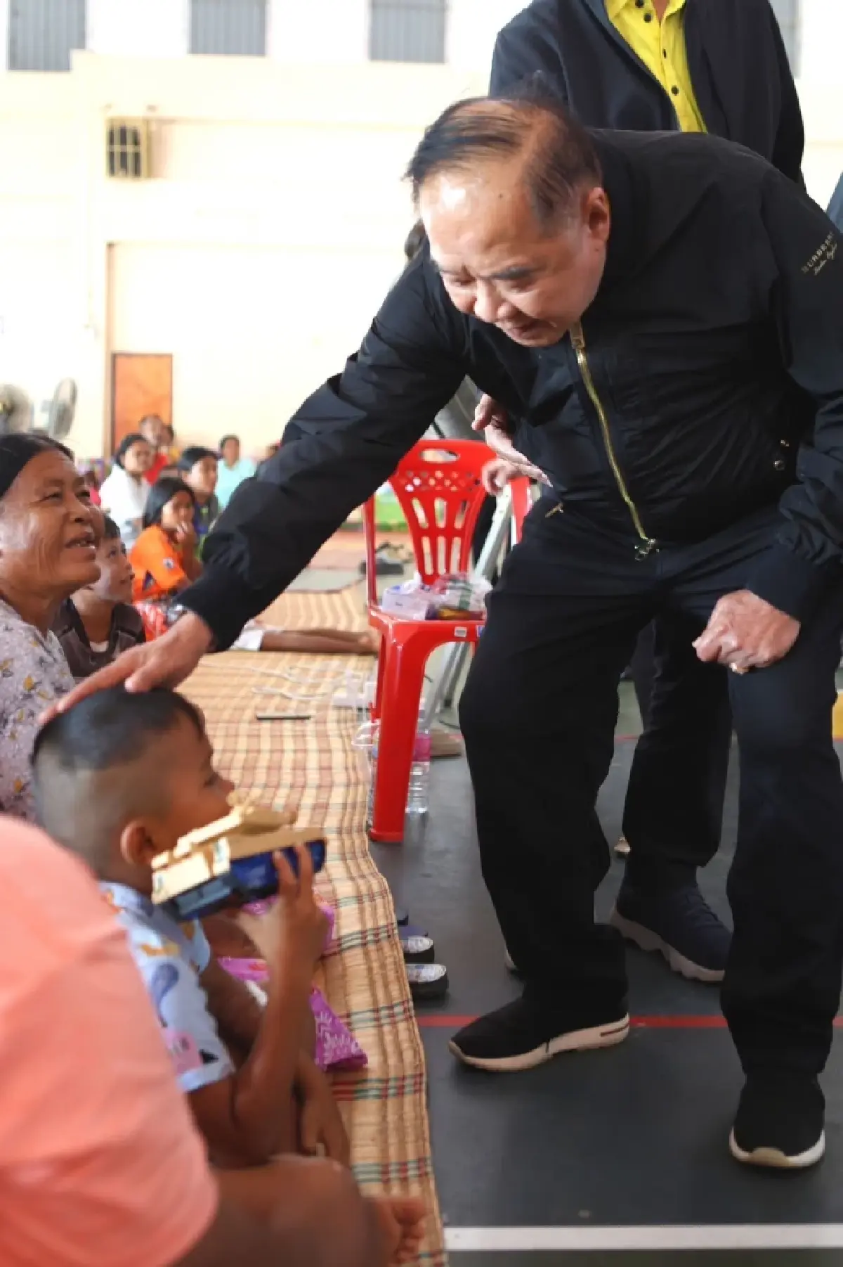 ‘บิ๊กป้อม’ ขนอดีต ‘บิ๊ก ทบ.’ ลุยชายแดน ติว ทหารรุ่นน้อง รับมือ ‘กัมพูชา’