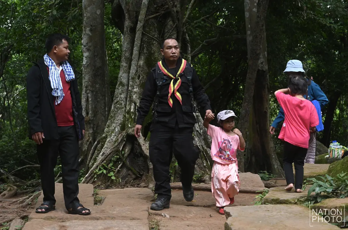 ดวงใจพ่อ! หนูน้อย 4 ขวบ ขี่คอพ่อทหารพราน เที่ยวปราสาทตาควาย