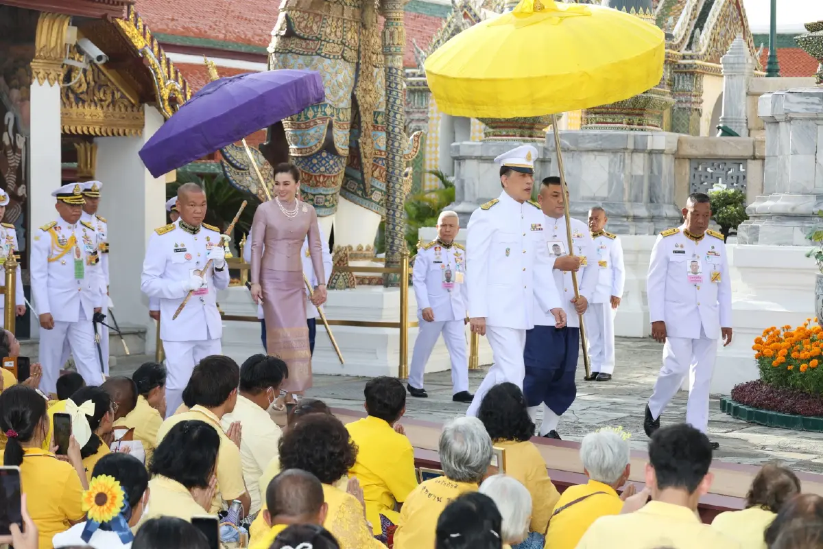 ในหลวง-พระราชินี เสด็จฯ ทรงเปลี่ยนเครื่องทรงฤดูฝน พระแก้วมรกต