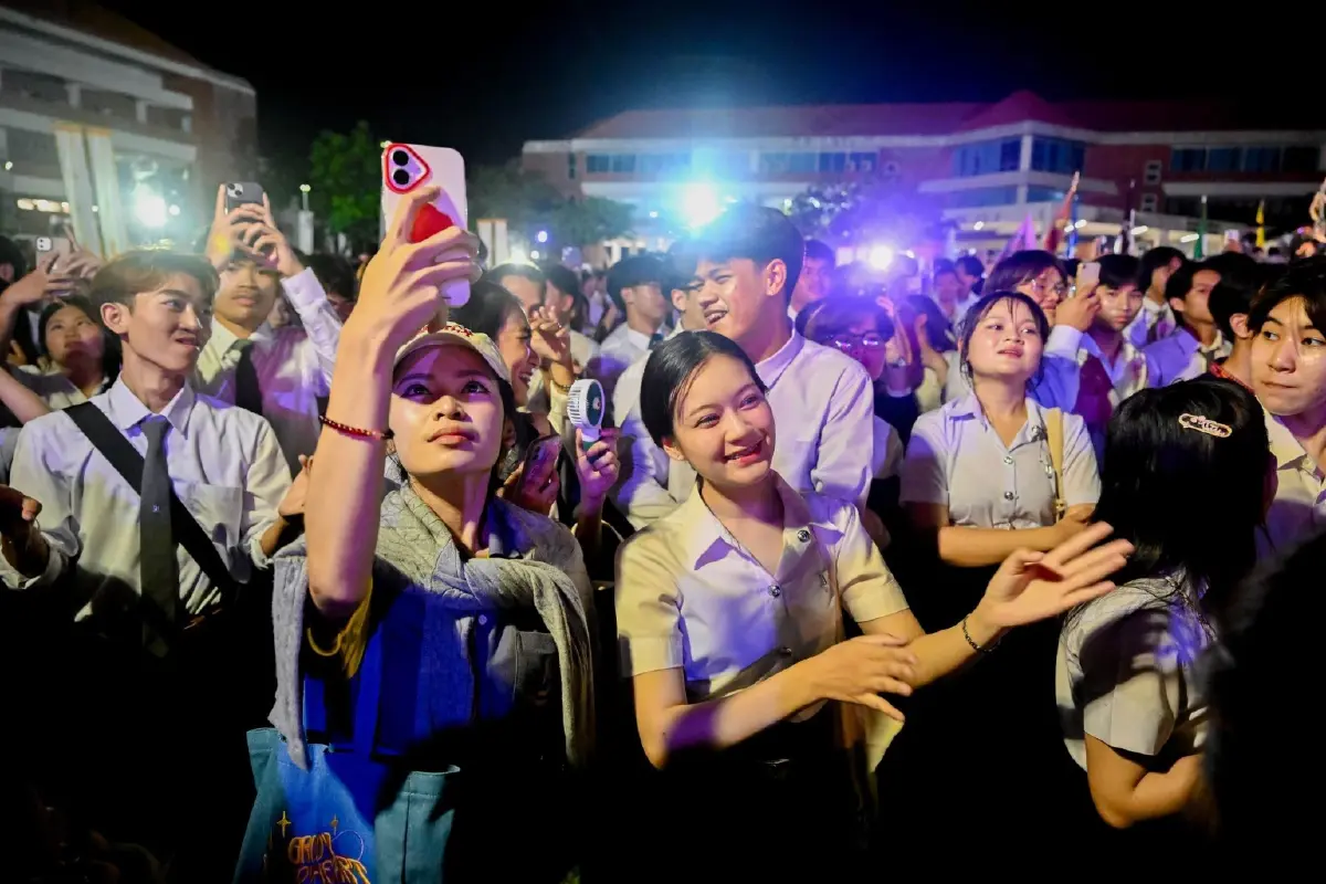 นิสิตมาเต็ม! แม่ทัพมนต์แคน 'พล.ท.บุญสิน' ขึ้นเวที บายศรีสู่ขวัญน้องใหม่