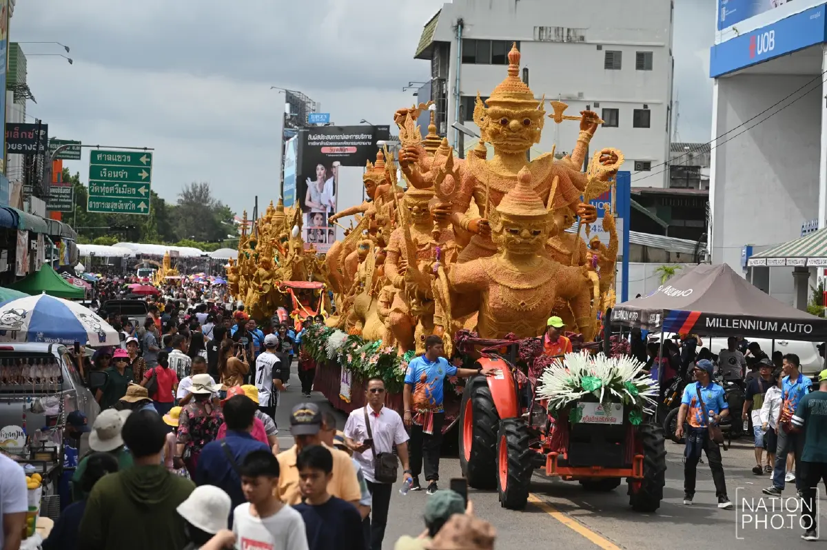 เนืองแน่น นักท่องเที่ยวแห่ชม ‘ขบวนแห่เทียนพรรษาอุบลฯ 2568’