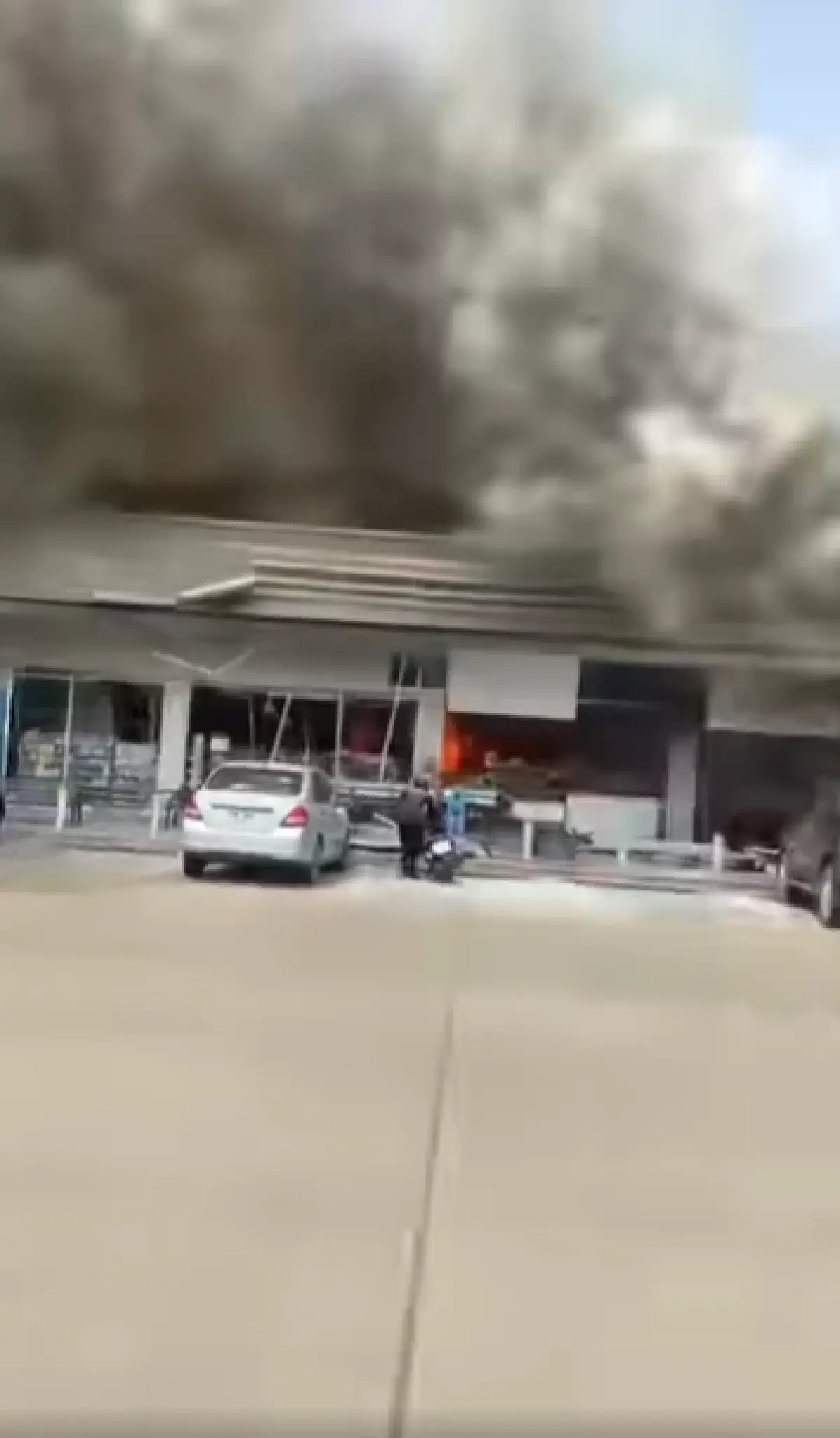 จรวดค้างปั๊ม ปตท. กันทรลักษ์ ยังเข้าเก็บกู้ไม่ได้ ศพติดข้างใน