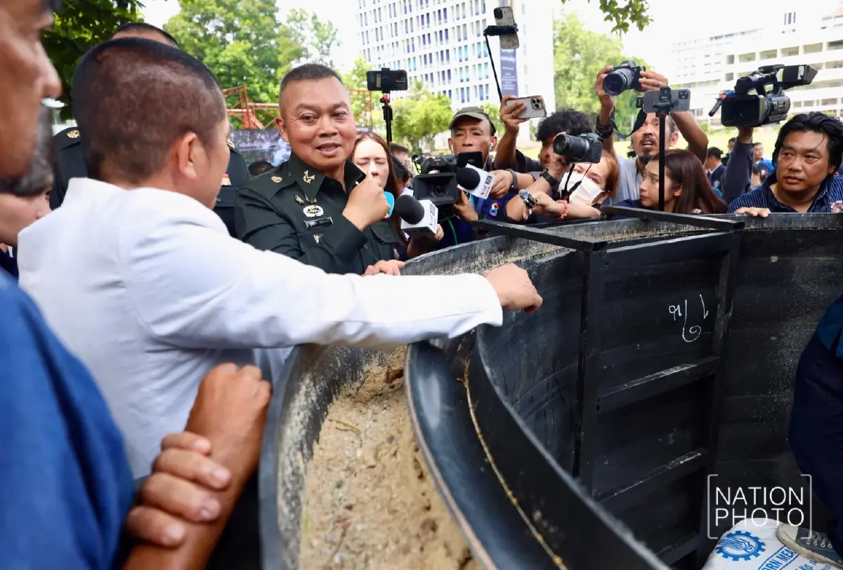 'แม่ทัพภาค 2' รับมอบบังเกอร์จาก 'อุเทนถวาย' เซฟทหารชายแดน