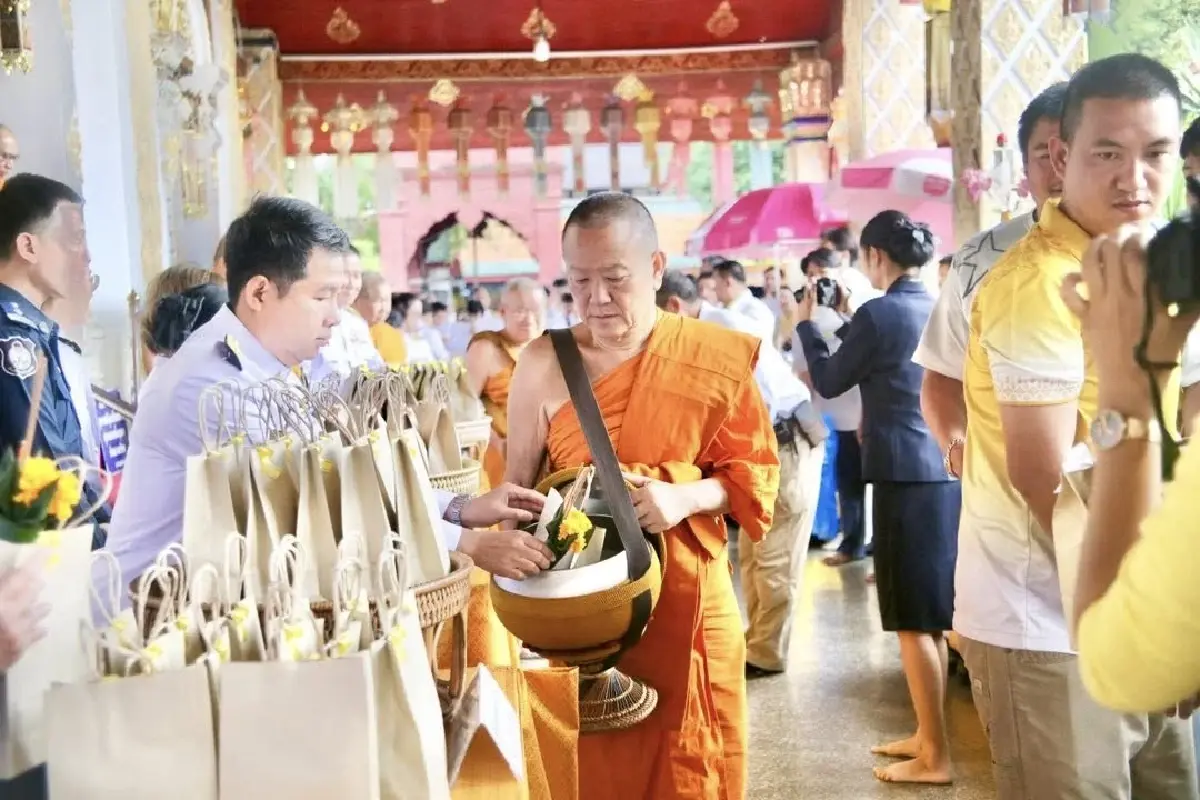 ทำบุญตักบาตรถวายพระราชกุศล เฉลิมพระชนมพรรษาสมเด็จพระเจ้าอยู่หัว