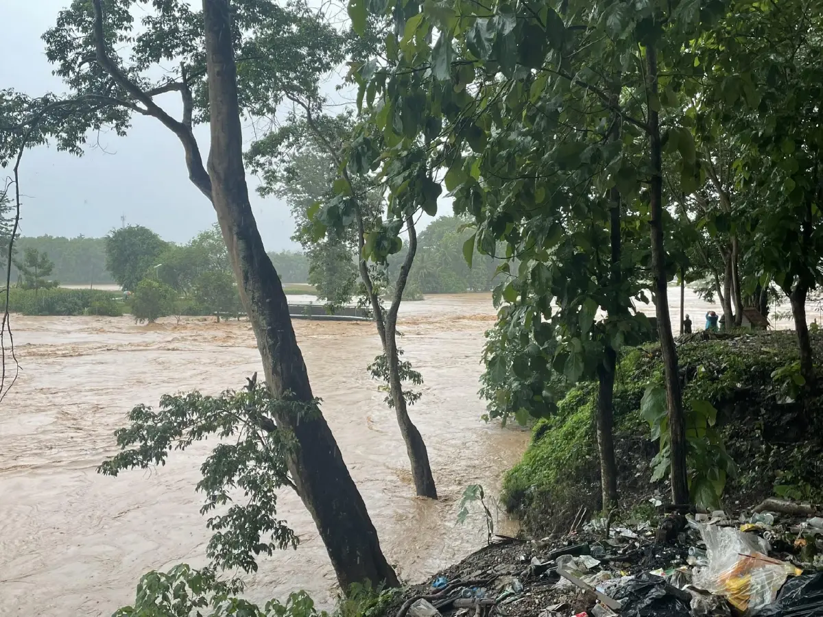 พิษพายุวิภา น้ำท่วมน่าน สะพานข้ามแม่น้ำปัวพังถล่ม ถนนถูกตัดขาด