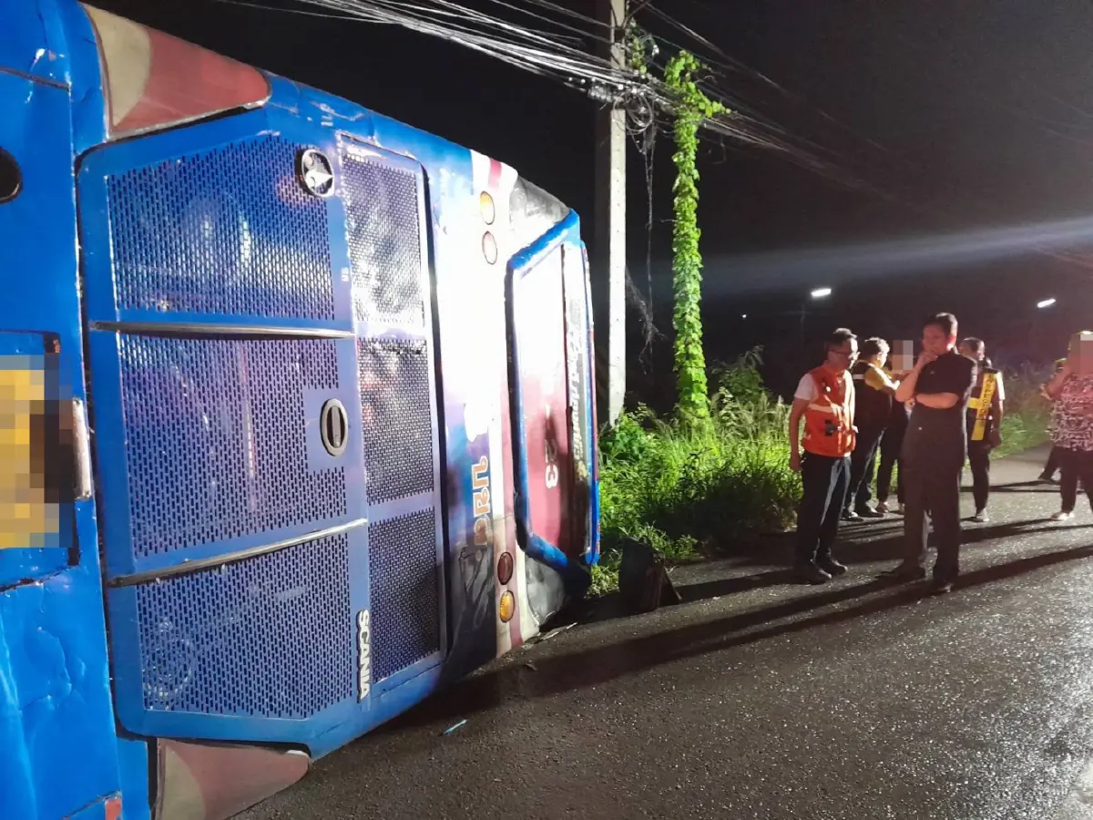 รถทัวร์ตกข้างทาง ถ.เพชรเกษม เพชรบุรี มีผู้โดยสาร 28 ชีวิต เจ็บอื้อ