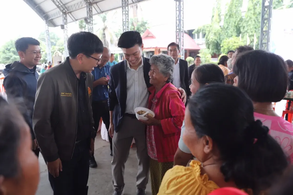 'ณัฐพงษ์' รุดเยี่ยมศูนย์พักพิงสุรินทร์ ให้กำลังใจ ปชช.-จนท.