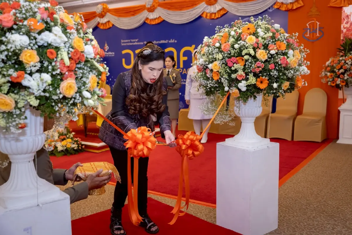 สมเด็จเจ้าฟ้าฯ ทรงเปิดนิทรรศการ 'อวกาศ' สุดปัง ที่หอศิลป์ทิพย์พิมาน