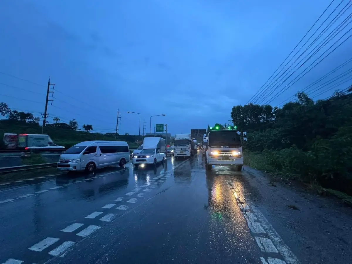 ปิดถนนมิตรภาพ ขาออก กทม. รถติดมาก รถบรรทุกคว่ำที่ปากช่อง