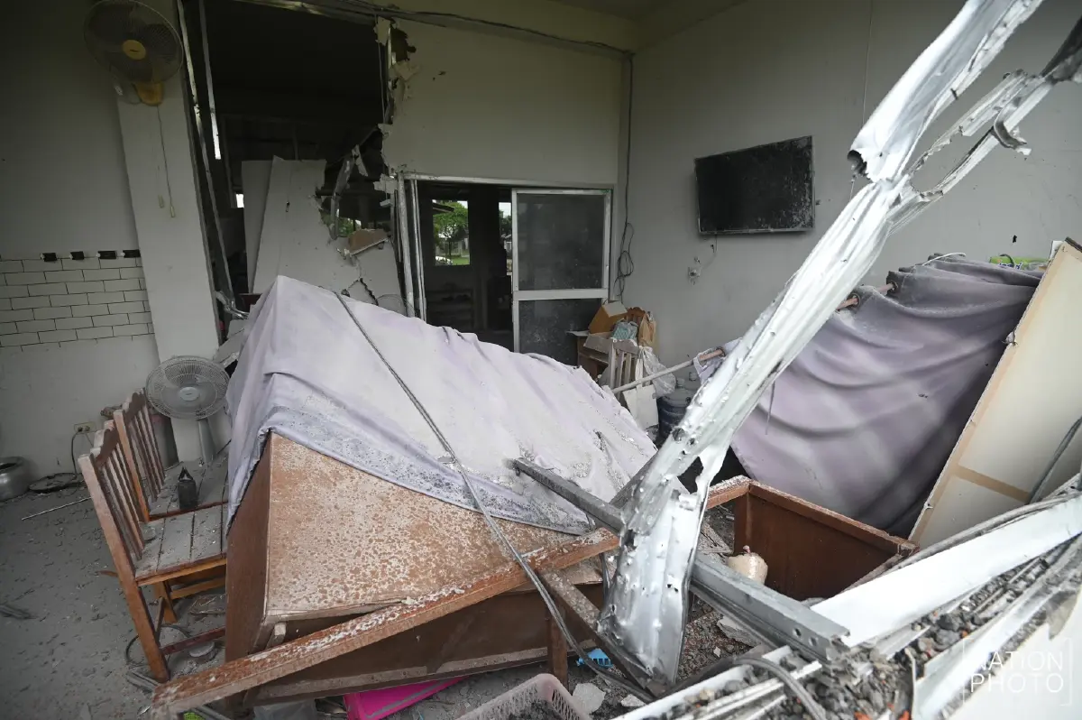 ภาพความเสียหาย รพ.สต.ศรีสะเกษ หลังถูกกระสุนปืนใหญ่กัมพูชาถล่ม