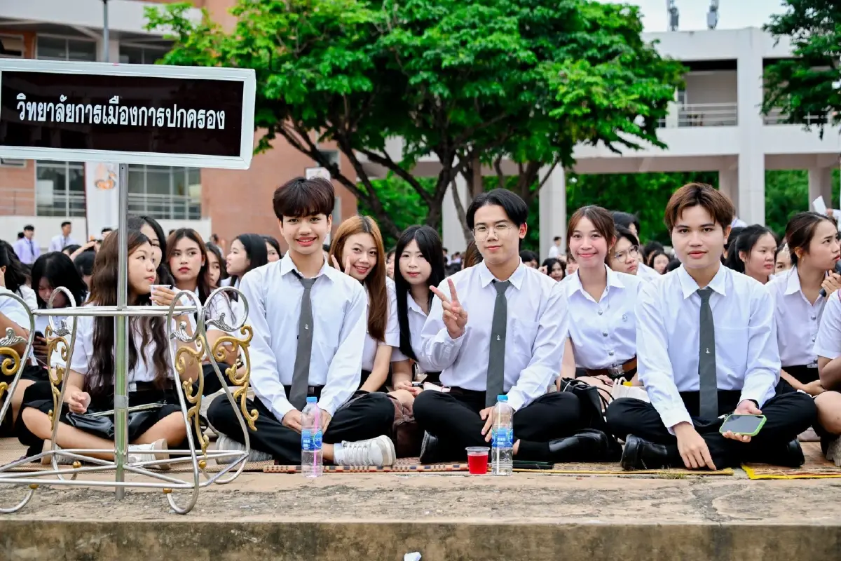 นิสิตมาเต็ม! แม่ทัพมนต์แคน 'พล.ท.บุญสิน' ขึ้นเวที บายศรีสู่ขวัญน้องใหม่