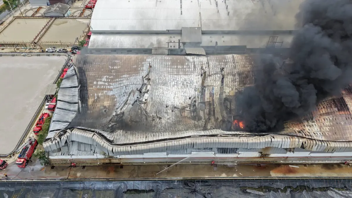 ไฟไหม้โรงงานยาง เมืองสมุทรสาคร เหตุท่อส่งน้ำมัน เร่งคุมเพลิงด่วน