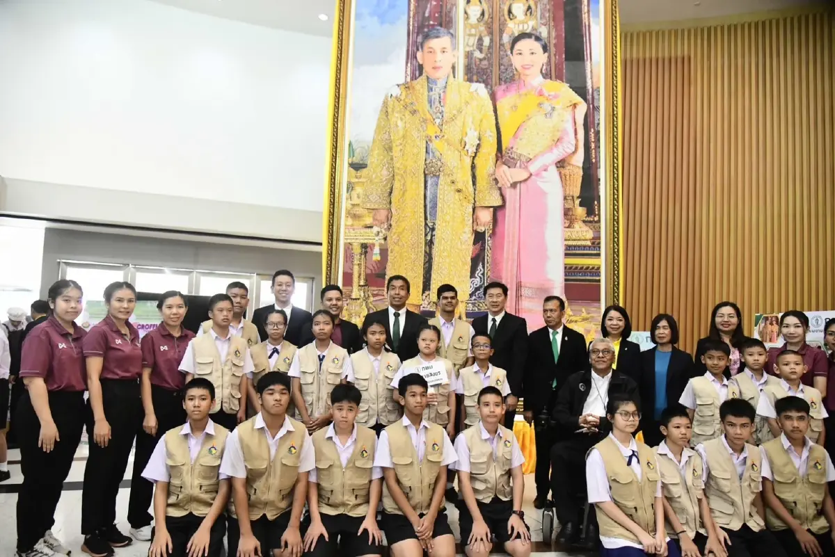 หนึ่งเดียวในโลก! “พระบรมฉายาลักษณ์” จาก “คริสตัล” 1.7 ล้านชิ้น