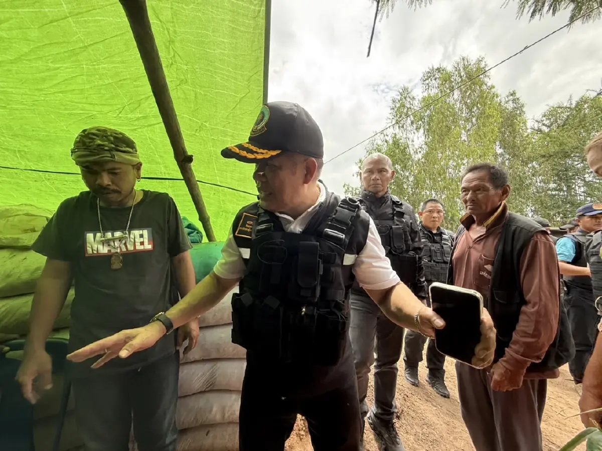 ‘ธรรมนัส’ ใส่เสื้อเกราะ ลุยแนวหน้า จุดปะทะเดือด ‘ชายแดนกัมพูชา’