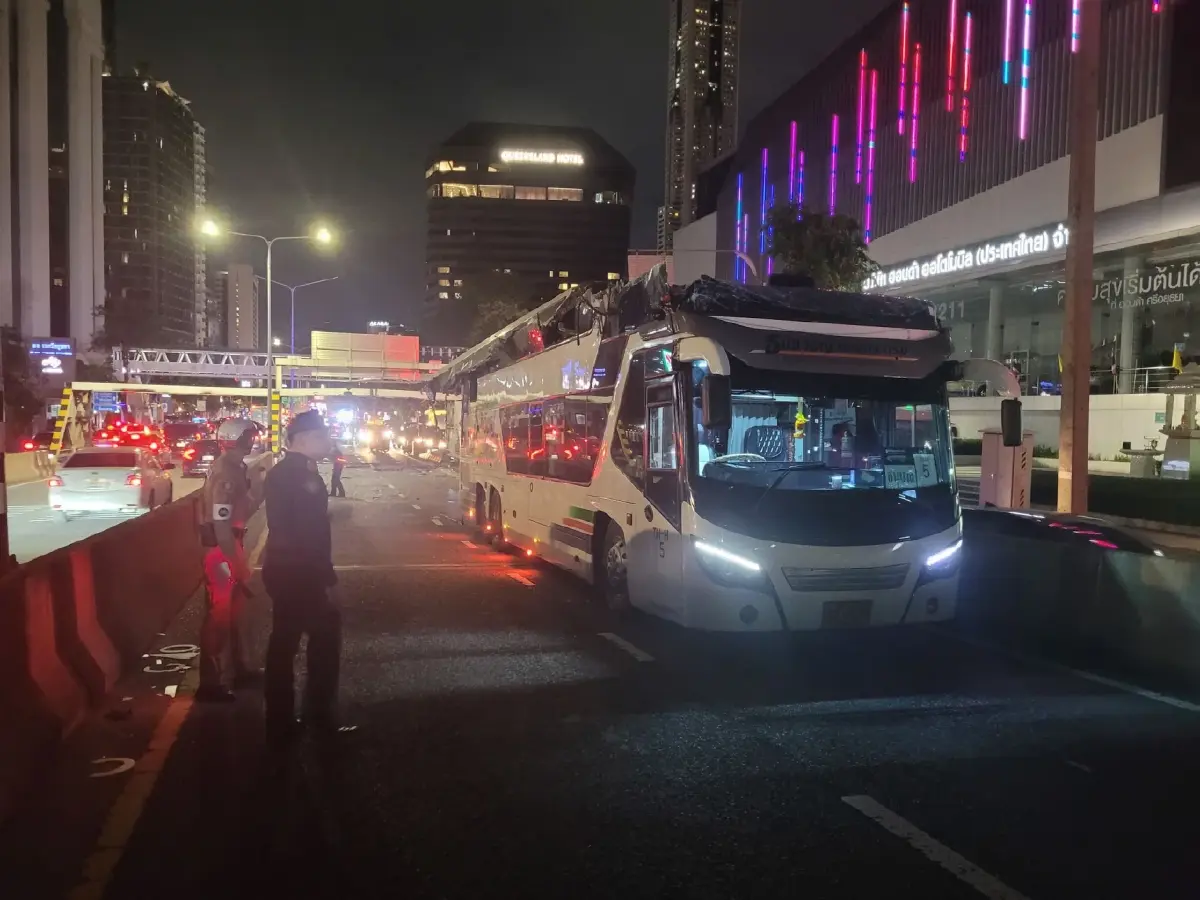 ด่วน เกิดอุบัติเหตุ รถบัส 2 ชั้น ชนคานกั้นความสูง สะพานข้ามแยกพญาไท