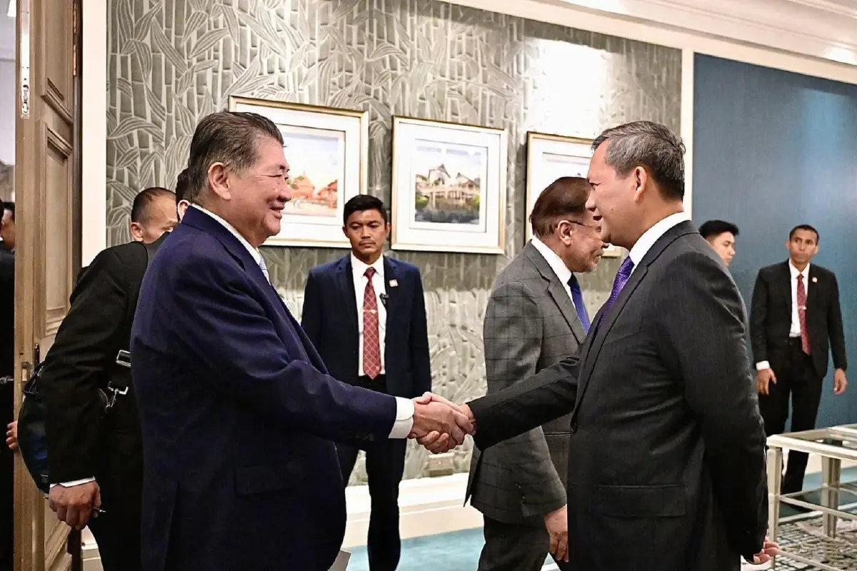 'สว.วีระพันธ์' โพสต์ถาม 'ภูมิธรรม' ยิ้ม - จับมือ 'ฮุน มาเนต' ทำไม