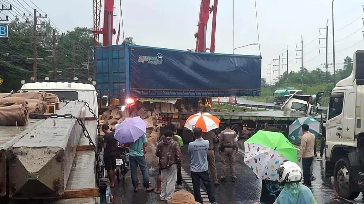 ปิดถนนมิตรภาพ ขาออก กทม. รถติดมาก รถบรรทุกคว่ำที่ปากช่อง