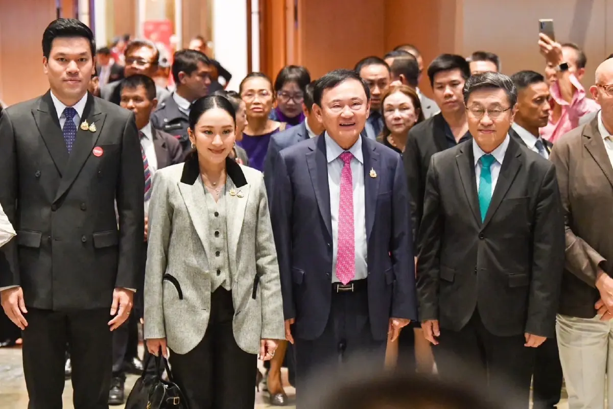 ‘ค่ายแดง’ ตรึงสภาฯ ยื้ออำนาจ  ยิงสกัด ‘น้ำเงิน’ ล้มรัฐบาล
