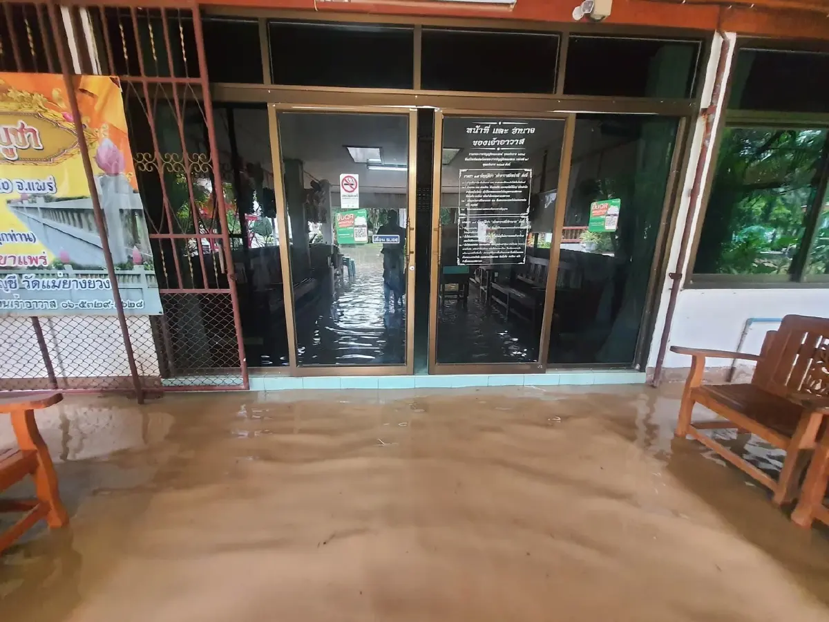 ด่วน! น้ำท่วมแพร่ น้ำป่าทะลักบ้านเรือนเสียหายหนัก วัดดังจมบาดาล