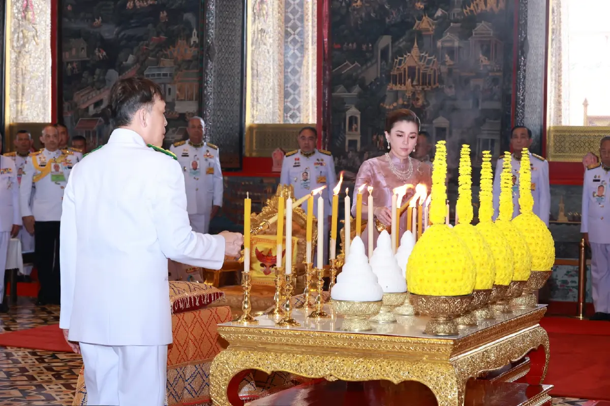 ในหลวง-พระราชินี เสด็จฯ ทรงเปลี่ยนเครื่องทรงฤดูฝน พระแก้วมรกต