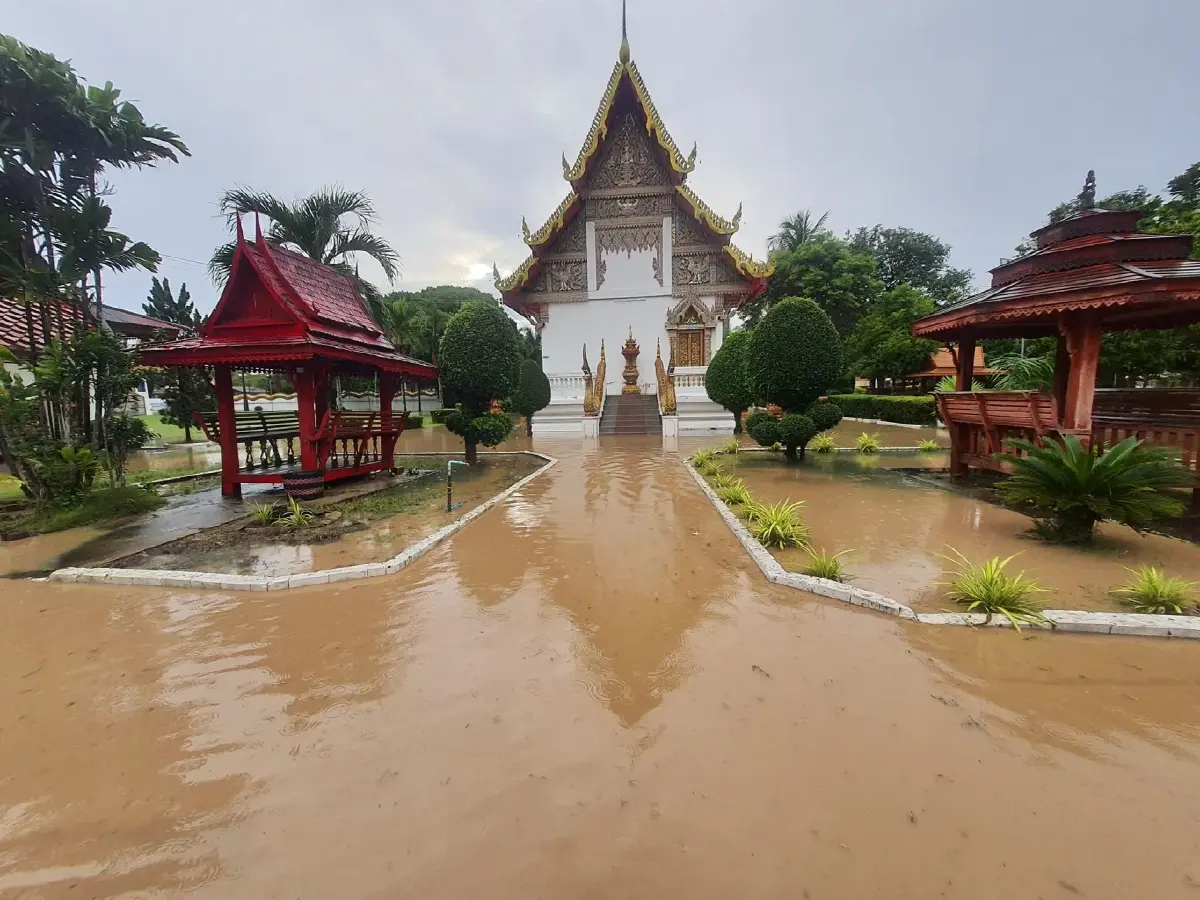 ด่วน! น้ำท่วมแพร่ น้ำป่าทะลักบ้านเรือนเสียหายหนัก วัดดังจมบาดาล