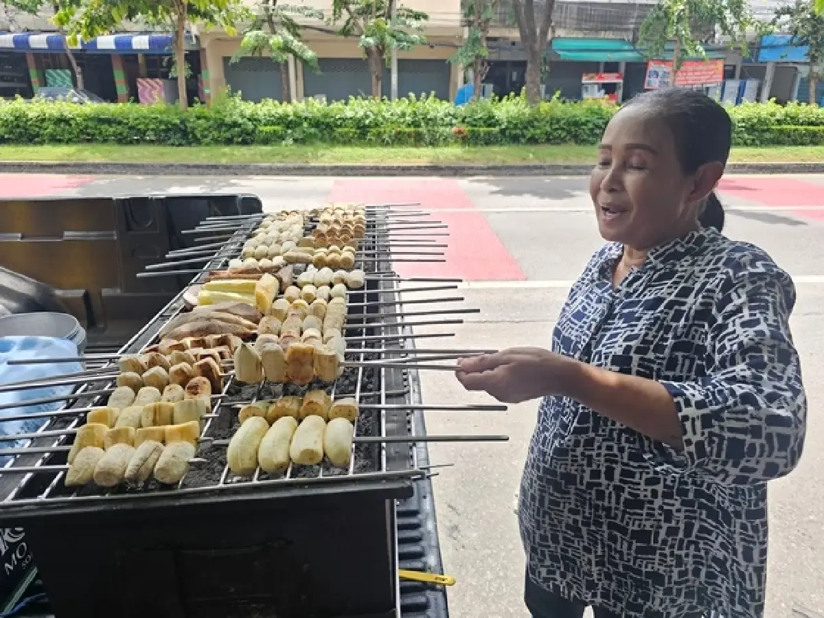 ก๋วยเตี๋ยวราดหน้า ‘ไอ้หนูยอดผัก สวนสยาม’ หอมกลิ่นกระทะ