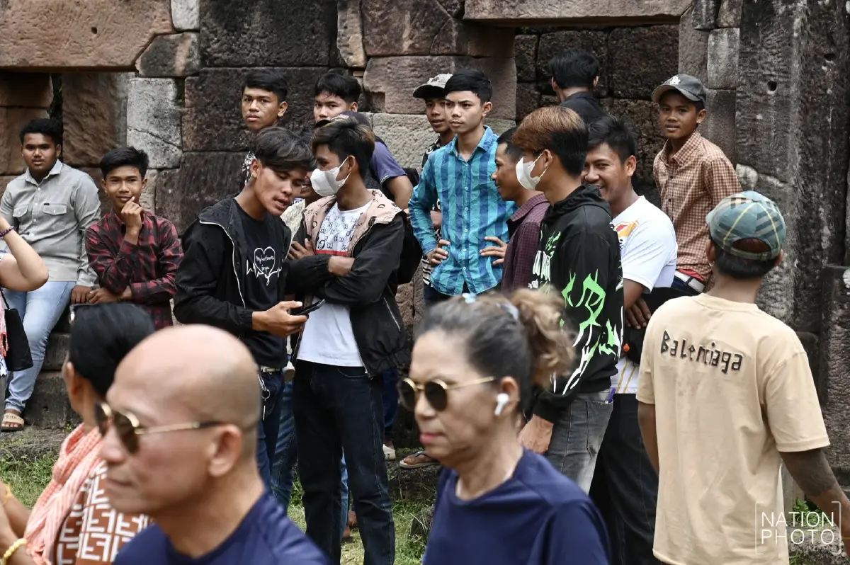 วัยรุ่นกัมพูชาป่วนปราสาทตาเมือนธม ทหารไทย-กัมพูชาเข้าเคลียร์