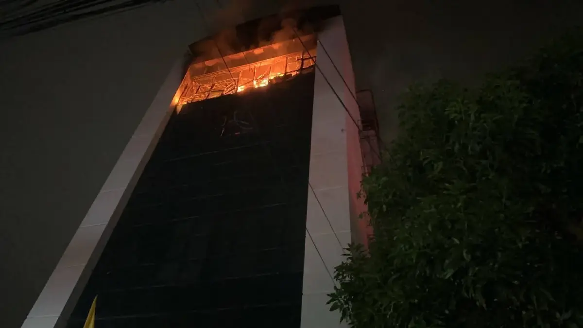 ไฟไหม้ตึกสูงกลางกรุงสุขุมวิท 71 ชั้น 6 วอดหมด กู้ภัยเร่งดับเพลิง