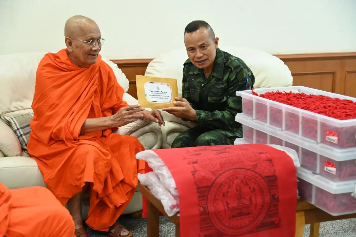 พระราชภาวนาพัชรญาณ มอบผ้ายันต์ให้ทหารชายแดนไทย-กัมพูชา