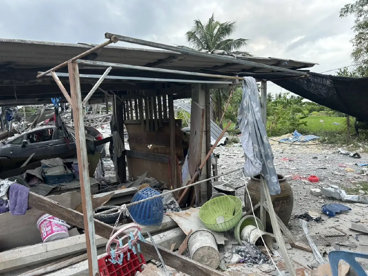 เกิดเหตุ พลุระเบิดสุพรรณบุรี บ้านพังยับ ดับสลดหลายศพ บาดเจ็บอื้อ