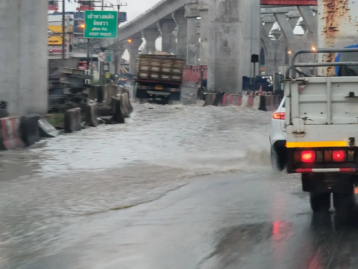 รถติดมาก ถนนพระราม 2 ฝั่งเข้า กทม. มีน้ำท่วม พื้นผิวถนนแย่ เป็นหลุม