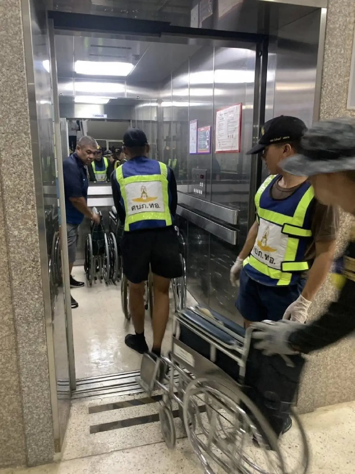 ปิดโรงพยาบาลน่านน้ำท่วม กระทบการเดินทาง ย้ายผู้ป่วยฉุกเฉินด่วน