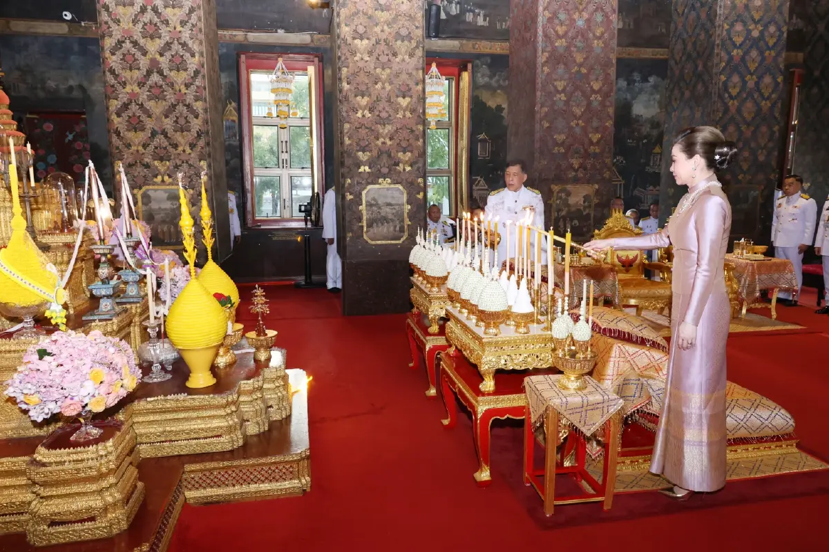 ในหลวง พระราชินี ทรงบำเพ็ญพระราชกุศล เนื่องในเทศกาลเข้าพรรษา 2568