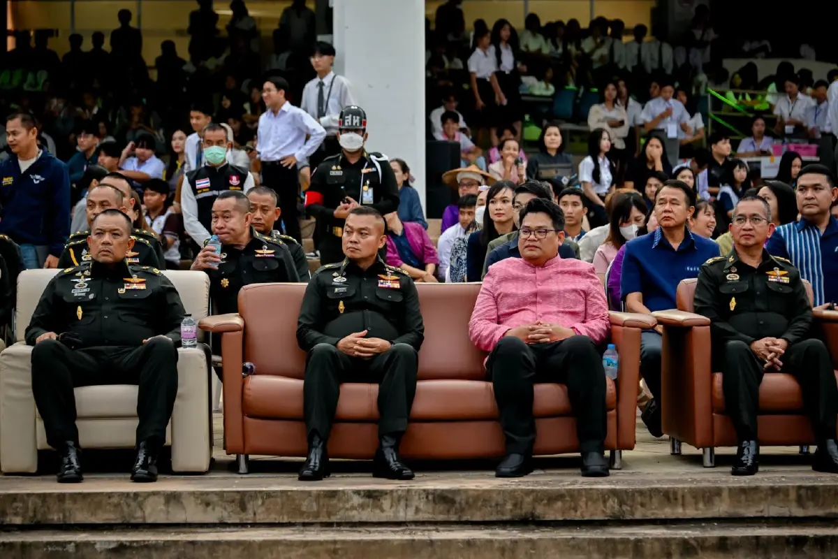 นิสิตมาเต็ม! แม่ทัพมนต์แคน 'พล.ท.บุญสิน' ขึ้นเวที บายศรีสู่ขวัญน้องใหม่