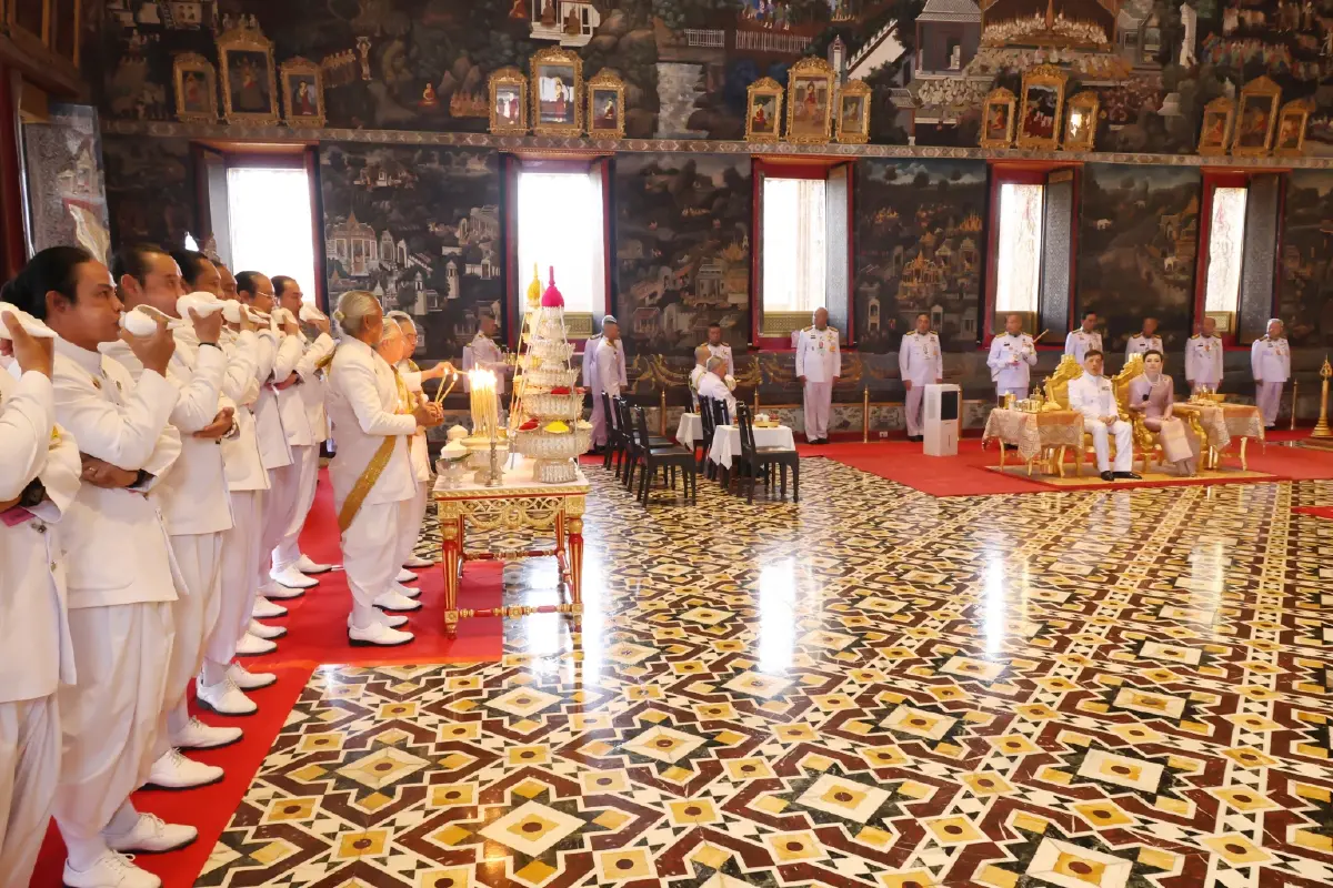 ในหลวง-พระราชินี เสด็จฯ ทรงเปลี่ยนเครื่องทรงฤดูฝน พระแก้วมรกต