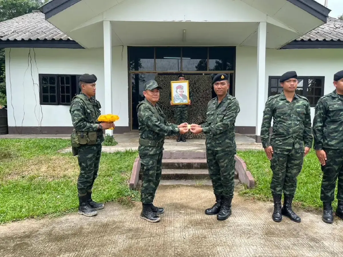 ผบ.ฉก.1 กกล.สุรนารี อัญเชิญ 'เหรียญพระราชทาน' มอบให้ทหารชายแดน