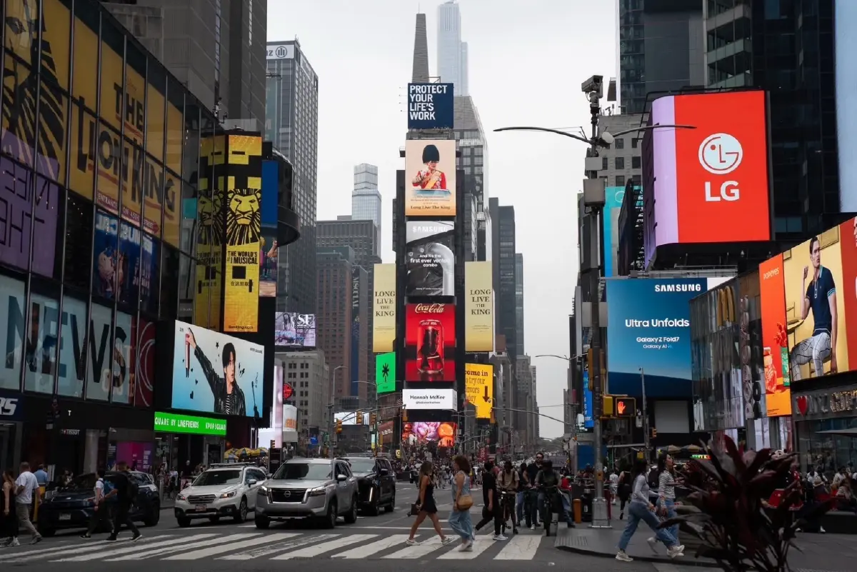 พระบารมีแผ่ไพศาล พระบรมฉายาลักษณ์ ในหลวง ร.10 ประดับบนไทม์สแควร์