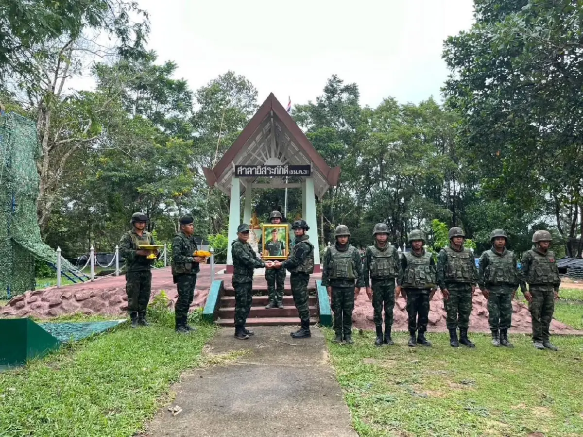 ผบ.ฉก.1 กกล.สุรนารี อัญเชิญ 'เหรียญพระราชทาน' มอบให้ทหารชายแดน