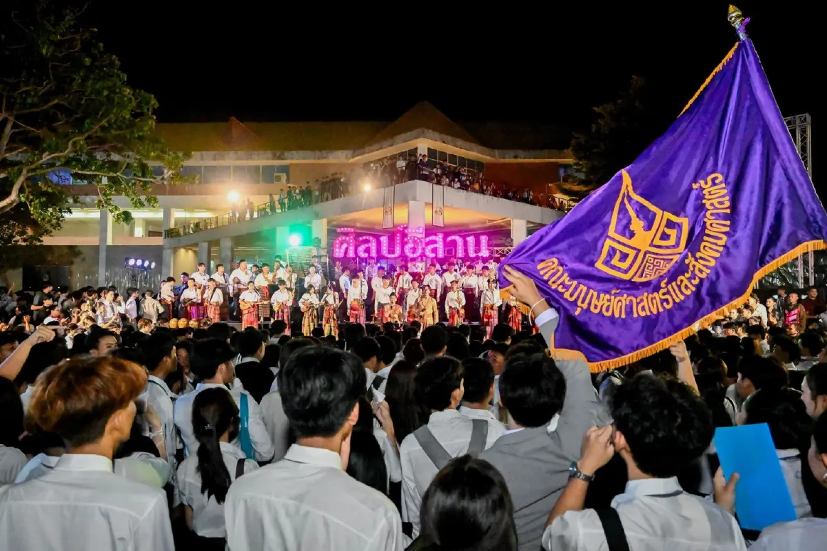 นิสิตมาเต็ม! แม่ทัพมนต์แคน 'พล.ท.บุญสิน' ขึ้นเวที บายศรีสู่ขวัญน้องใหม่